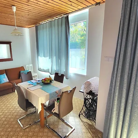 Fenyves * Balatonakarattya